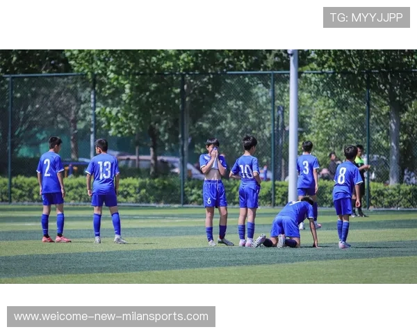 足球双人配合穿裆过人，全场狂欢的极致瞬间