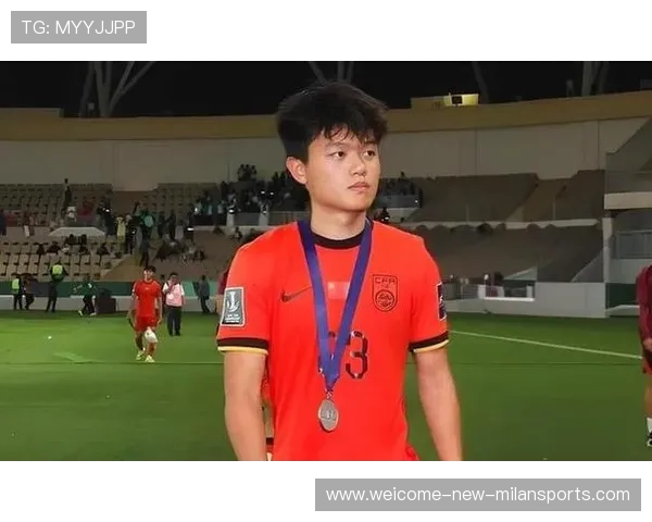 上海海港杨希对抗占优，贴身卡位稳住右路